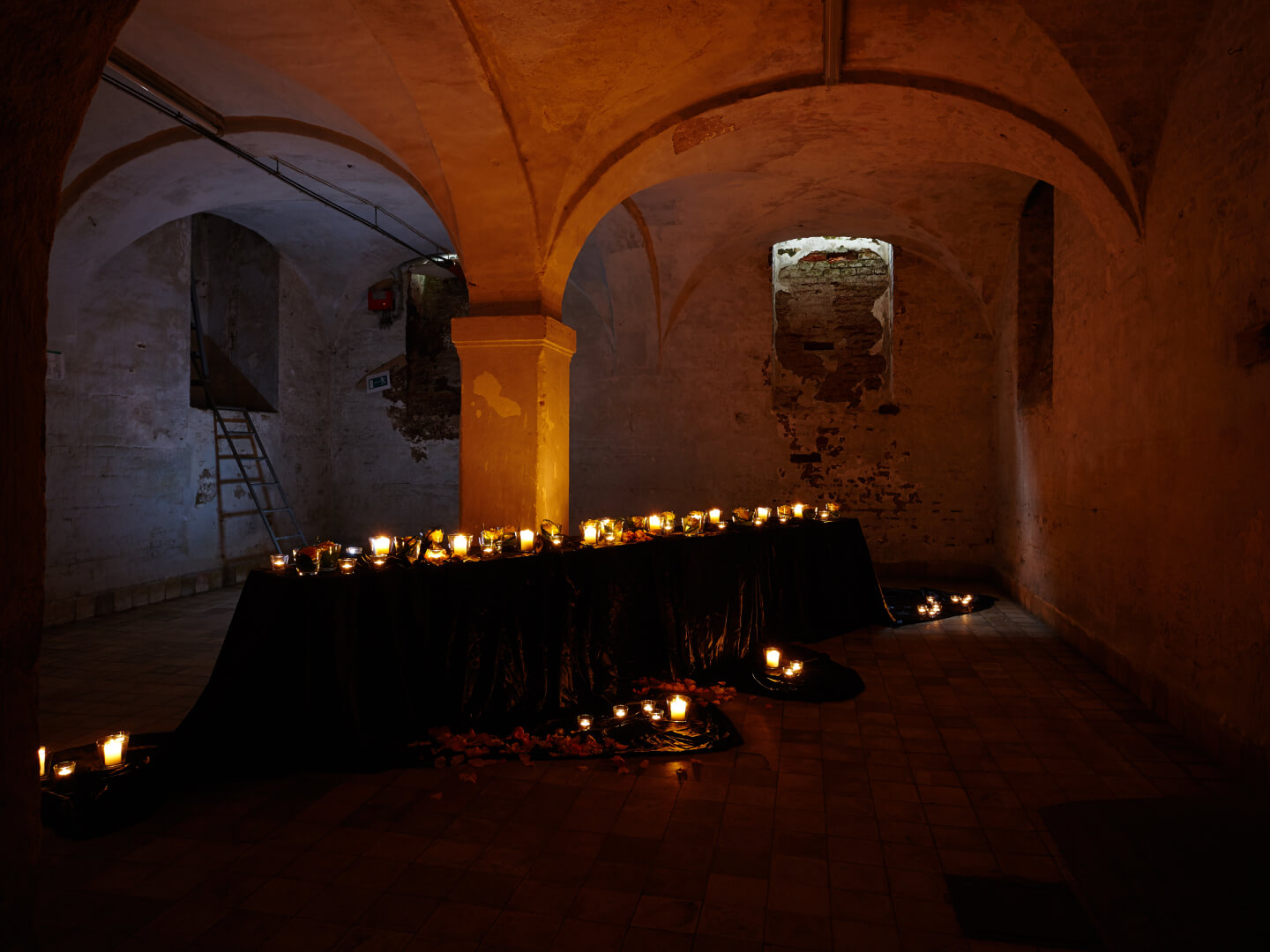 ChatGPT: ChatGPT Der Gewölbekeller strahlt mit seinen geschwungenen Decken und massiven Säulen eine historische und geheimnisvolle Atmosphäre aus. In der Mitte steht ein festlich gedeckter Tisch, der von warmem, flackerndem Kerzenlicht erhellt wird. Das sanfte Licht taucht den Raum in eine mystische Stimmung und verleiht dem Ambiente eine besondere Eleganz und Tiefe.